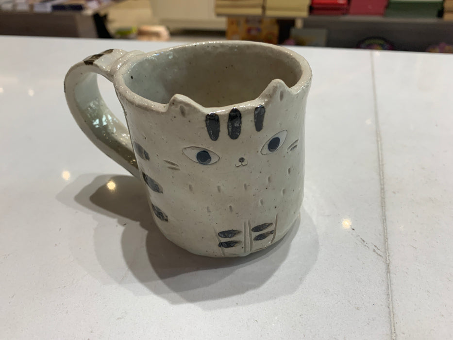 japanese beige cat mug hangdmade seto ware