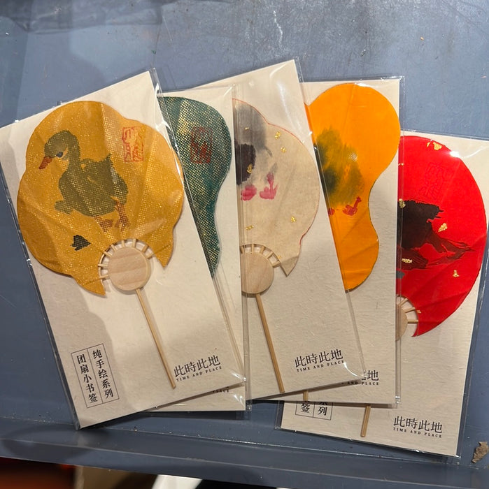 TIME AND PLACE Hand-Calligraphed Fan Bookmark‌此时此地纯手写书签 团扇小书签 鸭子 随机