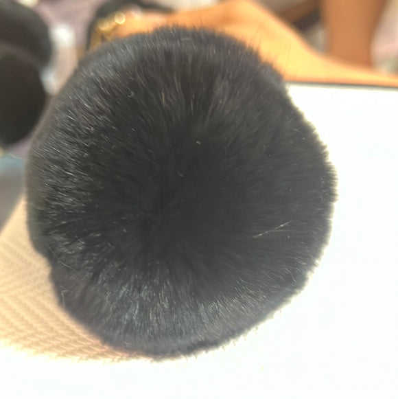 獭兔毛球挂饰心扣黑色